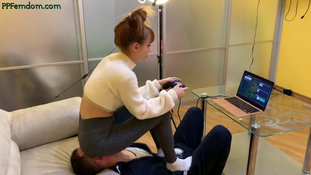 Face-Chair Slave For Gamer Dominant Girl Kira In Leggings