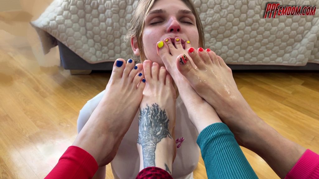 Feet Of Four Bratty Girls Stretch Mouth Of Lesbian Slave And Fill It With Saliva